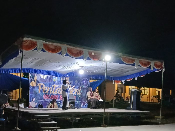 Gemerlap Malam Final, Dua Srikandi MTsN 4 Bungo Hipnotis Panggung Galang Berkat