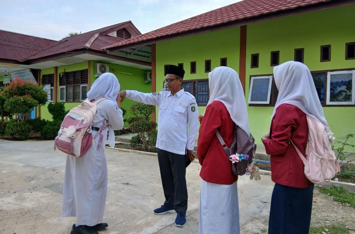 Sentuhan Adab di Gerbang Pagi, MTsN 4 Bungo Awali Hari dengan Penuh Keberkahan Sentuhan Adab di Gerbang Pagi, MTsN 4 Bungo Awali Hari dengan Penuh Keberkahan