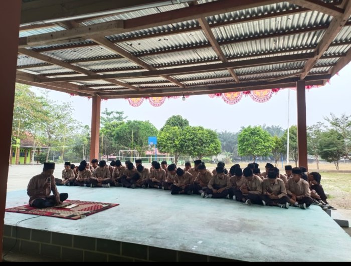 Jumat Pagi Kembali Cerah, MTsN 4 Bungo Gelar Pembacaan Surah Yasin Bersama Jumat Pagi Kembali Cerah, MTsN 4 Bungo Gelar Pembacaan Surah Yasin Bersama