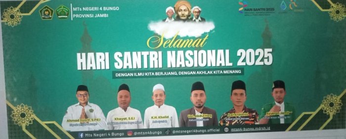 Kepala MTsN 4 Bungo Instruksikan Pemasangan Spanduk Hari Santri Kepala MTsN 4 Bungo Instruksikan Pemasangan Spanduk Hari Santri