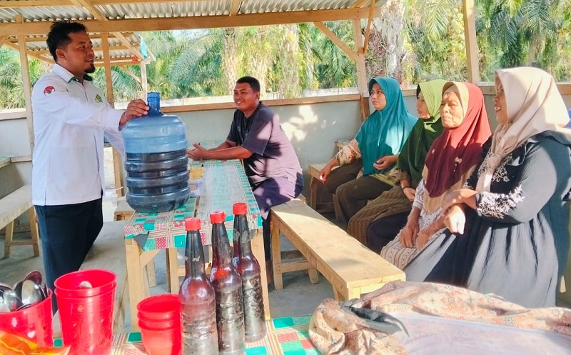 Produk Halal Diperkenalkan ke MTSN 4 Bungo oleh Penyuluh PAI KUA Pelepat Ilir Produk Halal Diperkenalkan ke MTSN 4 Bungo oleh Penyuluh PAI KUA Pelepat Ilir