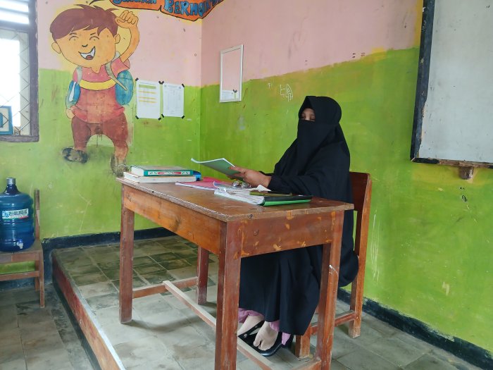 Pembinaan Etika Berbicara: Kelas 8B Dapat Arahan Langsung dari Guru BK Pembinaan Etika Berbicara: Kelas 8B Dapat Arahan Langsung dari Guru BK