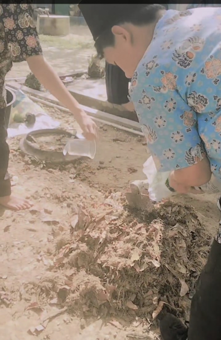 PEMBUATAN PUPUK ORGANIK PART 2 MTsN 4 BUNGO PEMBUATAN PUPUK ORGANIK PART 2 MTsN 4 BUNGO