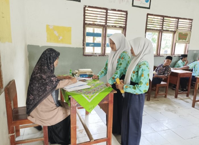 Siswa VIII C MTsN 4 Bungo Tuntaskan Ujian Praktik Mulok dengan Semangat