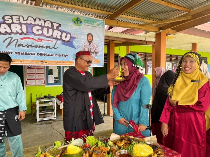 Momen Hangat Hari Guru Nasional: Kepala MTsN 4 Bungo Suapi Ketua Dharma Wanita Nasi Tumpeng Momen Hangat Hari Guru Nasional: Kepala MTsN 4 Bungo Suapi Ketua Dharma Wanita Nasi Tumpeng