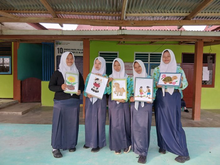 Siswa Kelas VIII MTsN 4 Bungo Peragakan Hasil Karya Mozaik pada Ujian Praktik Seni Rupa