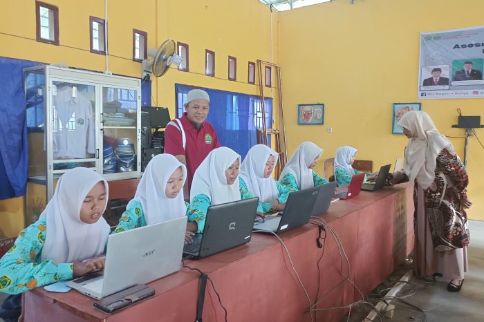 Waka Bid. Sarpras MTsN 4 Bungo Tinjau Ruang ANBK Waka Bid. Sarpras MTsN 4 Bungo Tinjau Ruang ANBK