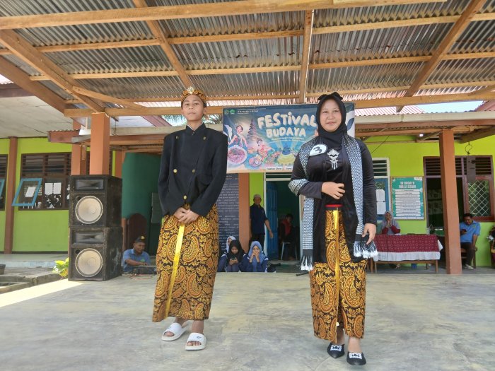 Siswa MTsN 4 Bungo Kelas 7C Tampilkan Busana Adat Jawa Siswa MTsN 4 Bungo Kelas 7C Tampilkan Busana Adat Jawa