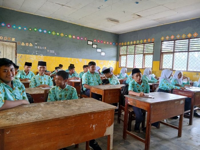 Hapus Kesan Menakutkan, Siswa Kelas 8B MTsN 4 Bungo Asyik Dalami Materi Korelasi Matematika