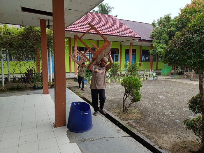 Waka Sarpras MTsN 4 Bungo Pimpin Perbaikan Mebel Kelas