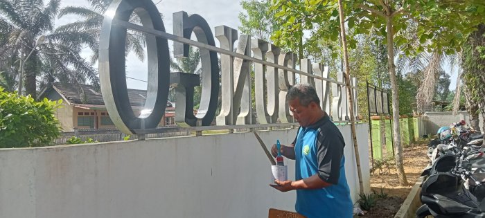 Satpam MTs Negeri 4 Bungo Beri Warna Baru pada Pagar Madrasah