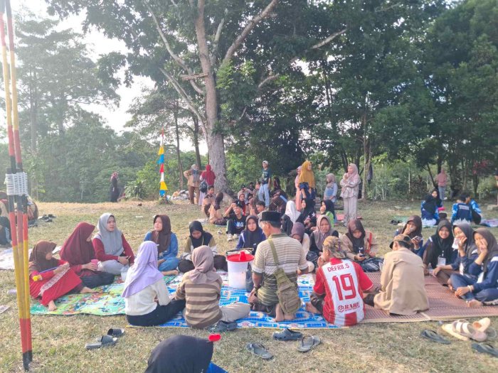 Hangatnya Kebersamaan Kontingen MTsN 4 Bungo dalam Kegiatan Makan Merawang