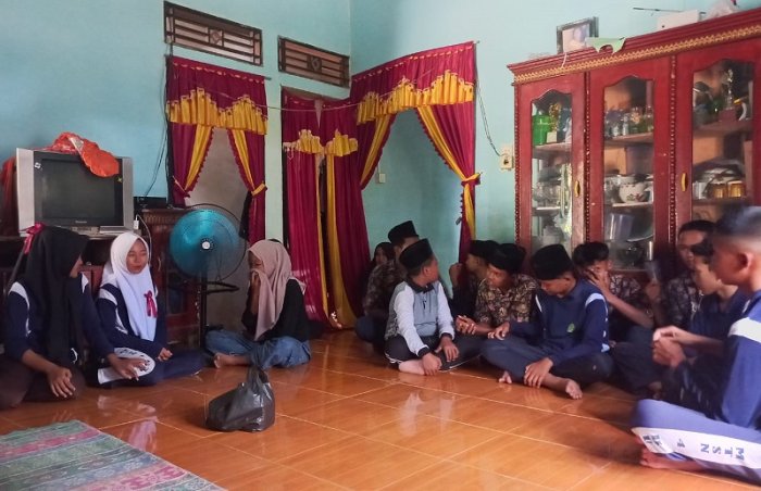 Bentuk Kepedulian Sesama, Siswa Kelas 9A MTsN 4 Bungo Jenguk Teman yang Sedang Sakit