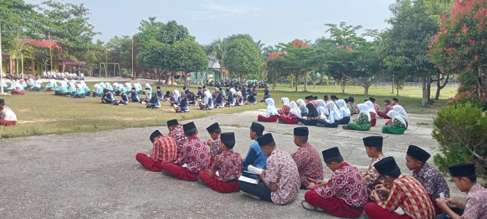 Siswa MTsN 4 Bungo Dengarkan Tausiyah tentang Bahayanya Meninggalkan Shalat Siswa MTsN 4 Bungo Dengarkan Tausiyah tentang Bahayanya Meninggalkan Shalat