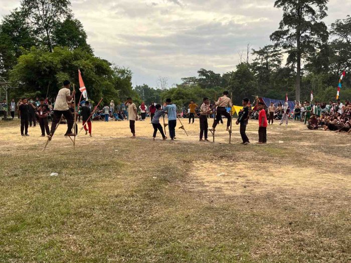 Peserta Putra MTsN 4 Bungo Meriahkan Permainan Egrang di Buper Jambore Cabang Bungo