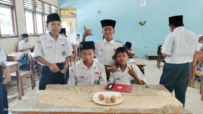 Siswa Kelas 7 A MTsN 4 Bungo Eksperimen Rasa Dari Hasil Teori Dan Praktik Membuat Telur Asin Siswa Kelas 7 A MTsN 4 Bungo Eksperimen Rasa Dari Hasil Teori Dan Praktik Membuat Telur Asin