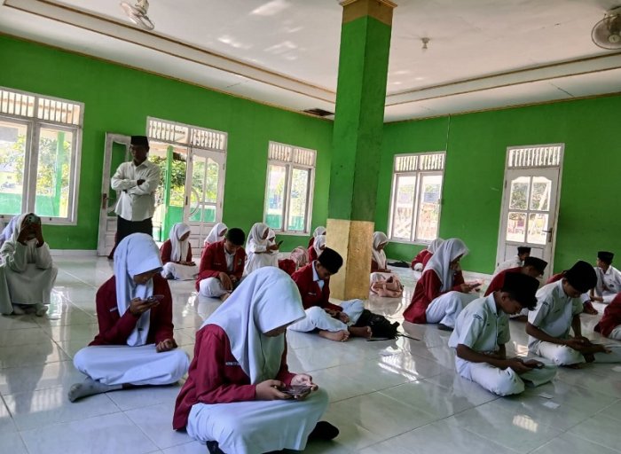 Dilema di Tengah Keterbatasan: MTsN 4 Bungo Utamakan Ujian, Mushalla Pun Harus Rela Jadi Kelas Dilema di Tengah Keterbatasan: MTsN 4 Bungo Utamakan Ujian, Mushalla Pun Harus Rela Jadi Kelas