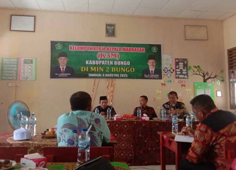 Dedikasi Tinggi Kepala MTsN 4 Bungo dalam Rakor Kelompok Kerja Madrasah