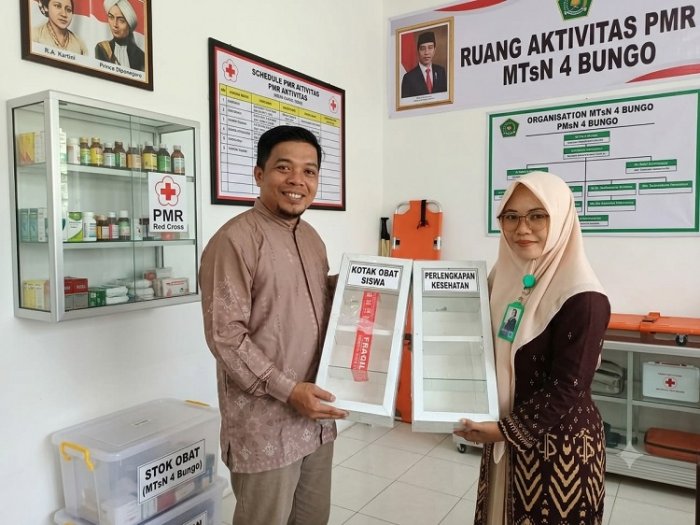 Tingkatkan Kesiapsiagaan UKM, Anton Suwarjo Serahkan Perlengkapan Medis kepada Pembina PMR MTsN 4 Bungo