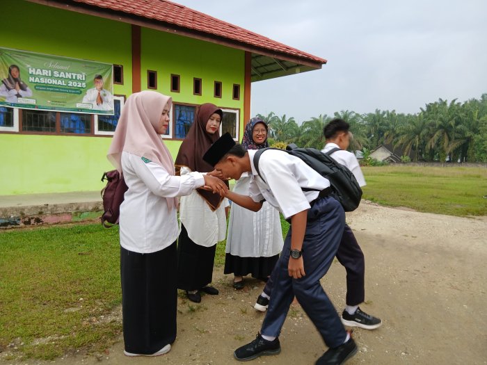 Menjemput Pagi : Guru MTsN 4 Bungo Menyapa Siswa di Gerbang Madrasah Menjemput Pagi : Guru MTsN 4 Bungo Menyapa Siswa di Gerbang Madrasah