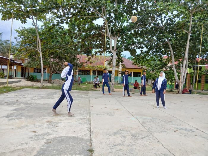 Olahraga Favorit: Siswa IX A Tunjukkan Semangat dalam Permainan Voli