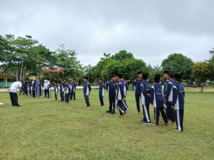 Guru PJOK MTsN 4 Bungo Gelar Uji Kebugaran Siswa