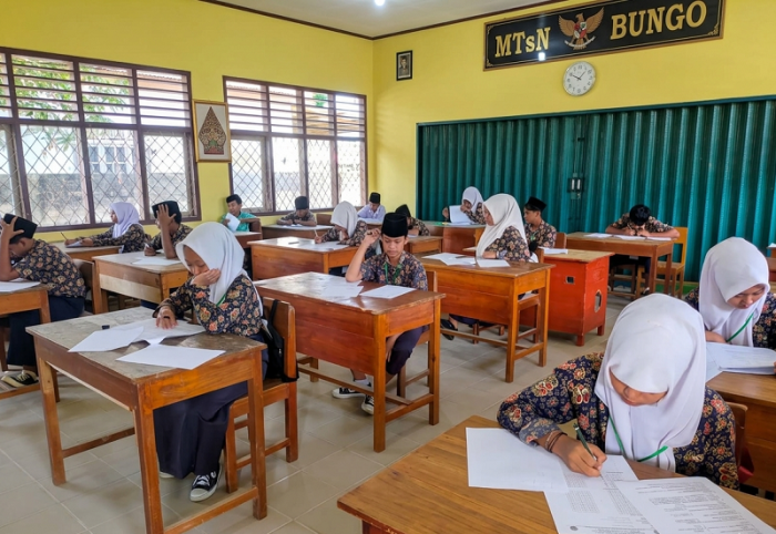 Pantauan Humas: Ruang 1 UM MTsN 4 Bungo Tampak Khidmat Saat Siswa Bedah Soal Matematika Pantauan Humas: Ruang 1 UM MTsN 4 Bungo Tampak Khidmat Saat Siswa Bedah Soal Matematika