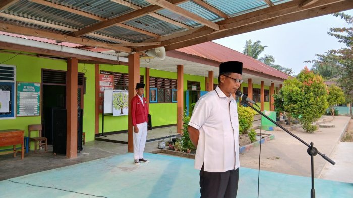Pimpin Upacara Bendera, Bapak Suranto, S.Ag Tekankan Tiga Pilar Karakter Bagi Siswa MTsN 4 Bungo