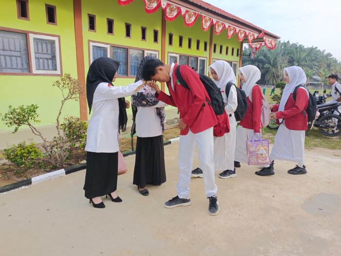 Tumbuhkan Budaya 5S, Guru MTsN 4 Bungo Sambut Kedatangan Siswa di Gerbang Madrasah