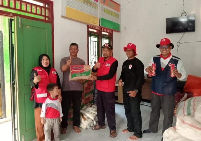 Sentuh Hati Korban Kebakaran Dusun Buat, Aksi Nyata Kepala MTsN 4 Bungo Bersama PMI Tuai Pujian Sentuh Hati Korban Kebakaran Dusun Buat, Aksi Nyata Kepala MTsN 4 Bungo Bersama PMI Tuai Pujian