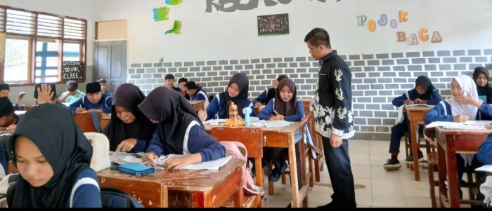 Menyalakan Cahaya Keteladanan: Siswa Kelas 8C MTsN 4 Bungo Pelajari Karakter Ilmuwan Muslim Masa Daulah Abbasiyah