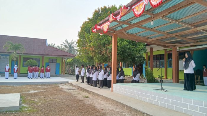 Gelar Upacara Bendera Hari Senin, Pembina Tekankan Pentingnya Kedisiplinan bagi Siswa MTsN 4 Bungo