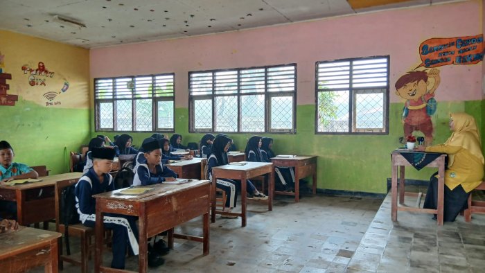 Sikapi Pekatnya Kabut Asap di Kabupaten Bungo, MTsN 4 Bungo Alihkan Pengajian Pagi ke Ruang Kelas Sikapi Pekatnya Kabut Asap di Kabupaten Bungo, MTsN 4 Bungo Alihkan Pengajian Pagi ke Ruang Kelas