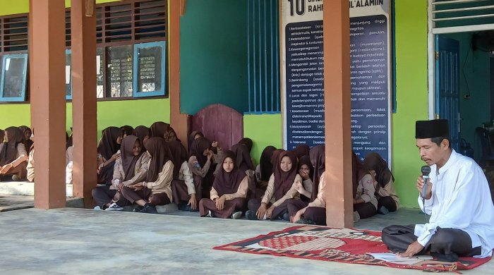 Menggetarkan Jiwa, Pengajian Jumat Pagi MTsN 4 Bungo Hadirkan Kedamaian Lewat Yasinan, Tahlil, dan Doa Bersama
