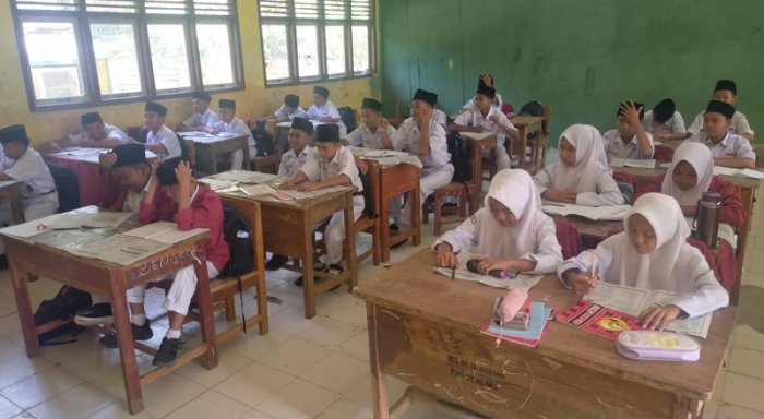 Siswa Kelas 7B MTsN 4 Bungo Belajar Bahasa Inggris dengan Materi Memahami Descriptive Text Siswa Kelas 7B MTsN 4 Bungo Belajar Bahasa Inggris dengan Materi Memahami Descriptive Text