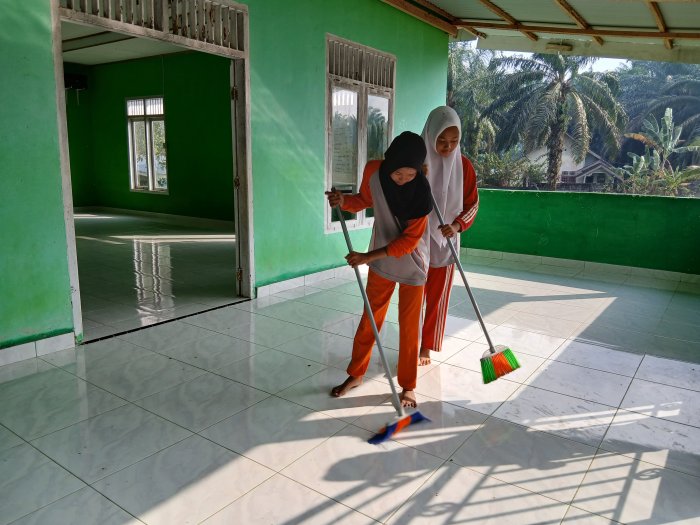 Menjelang Upacara Hari Santri, Mushola dan Area Sekolah Dibersihkan Siswa MTsN 4 Bungo