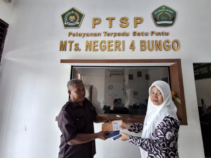 MTsN 4 Bungo Serahkan Buku Rekening PPPK Paruh Waktu kepada Staf Madrasah MTsN 4 Bungo Serahkan Buku Rekening PPPK Paruh Waktu kepada Staf Madrasah