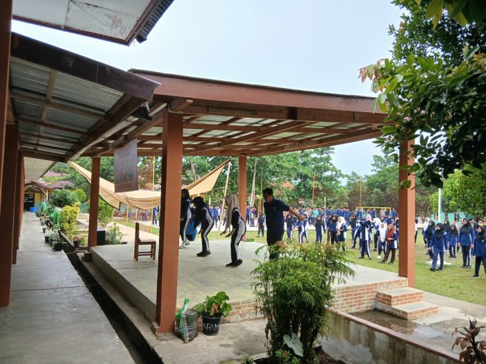 Tubuh Sehat, Jiwa Kuat: Siswa MTsN 4 Bungo Antusias Ikuti Senam Pagi Tubuh Sehat, Jiwa Kuat: Siswa MTsN 4 Bungo Antusias Ikuti Senam Pagi