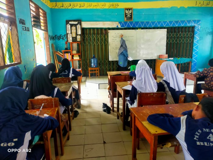 Siswa Kelas IXc MTs N 4 Bungo Mengikuti Pembelajaran Bahasa Inggris tentang Present Tense dan Present Continuous Tense Siswa Kelas IXc MTs N 4 Bungo Mengikuti Pembelajaran Bahasa Inggris tentang Present Tense dan Present Continuous Tense