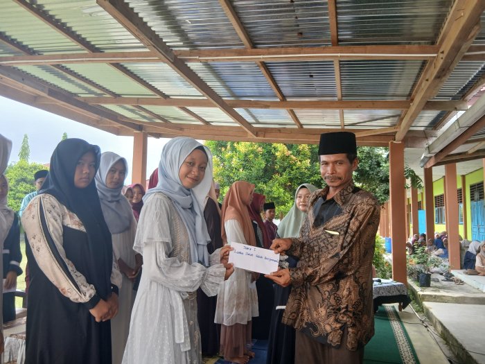 Siswa-siswi MTsN 4 Bungo Meraih Hadiah Lomba Sholat Subuh Berjamaah pada Peringatan Maulid Nabi Muhammad Saw Siswa-siswi MTsN 4 Bungo Meraih Hadiah Lomba Sholat Subuh Berjamaah pada Peringatan Maulid Nabi Muhammad Saw