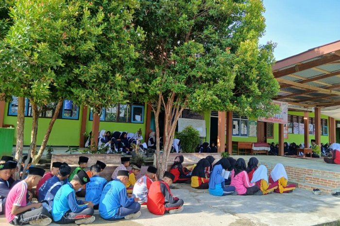 Tradisi Pagi Religius: Lantunan Bacaan Al-Quran Menggema di MTsN 4 Bungo Tradisi Pagi Religius: Lantunan Bacaan Al-Quran Menggema di MTsN 4 Bungo