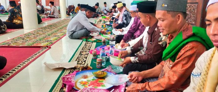 Satu Dulang Sejuta Saudara: Tradisi Makan Dalam Talam yang Tak Lekang oleh Waktu di Pasar Danau Satu Dulang Sejuta Saudara: Tradisi Makan Dalam Talam yang Tak Lekang oleh Waktu di Pasar Danau