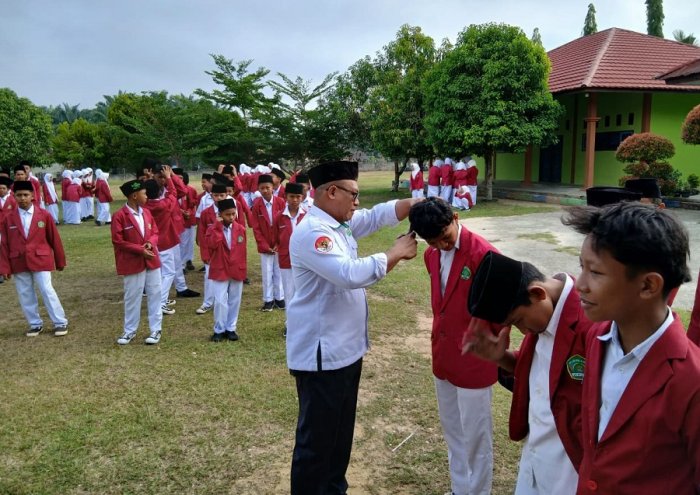 MTsN 4 Bungo Rutin Cek Kedisiplinan : Lakukan Pengecekan Rambut Siswa MTsN 4 Bungo Rutin Cek Kedisiplinan : Lakukan Pengecekan Rambut Siswa