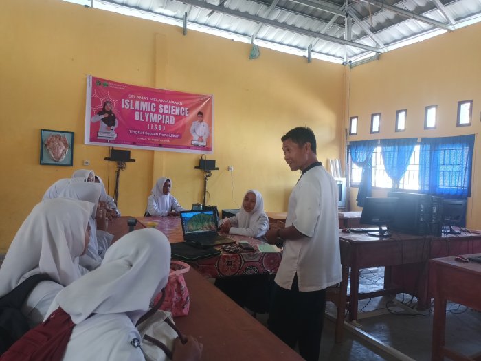 Serunya Belajar Informatika, Bapak Tugiman Ajarkan Cara Mengoperasikan Komputer kepada Siswa Kelas VIII C Serunya Belajar Informatika, Bapak Tugiman Ajarkan Cara Mengoperasikan Komputer kepada Siswa Kelas VIII C