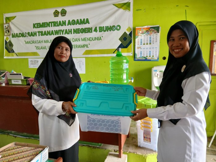 Tingkatkan Tertib Administrasi, Kaur TU MTsN 4 Bungo Serahkan Box Arsip Perangkat Ajar ke Majelis Guru