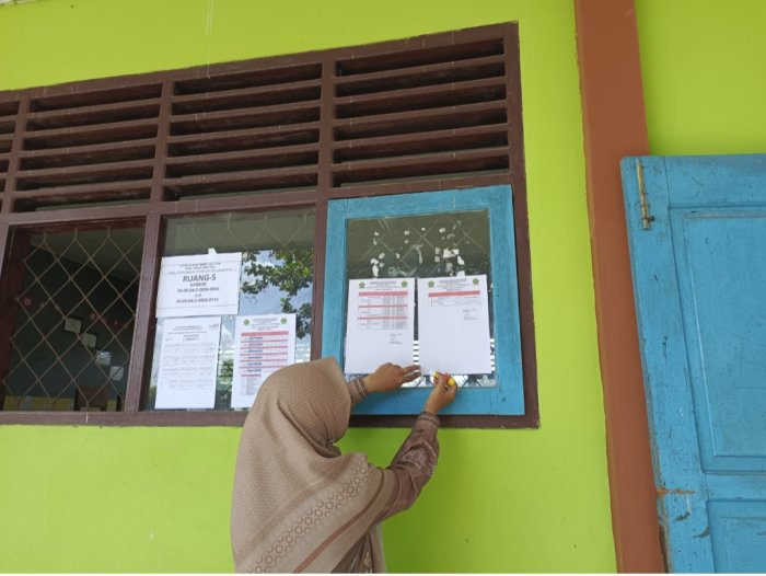 Persiapan Maksimal, Panitia SAT MTsN 4 Bungo Tempelkan Jadwal dan Kartu Ujian di Setiap Ruangan Persiapan Maksimal, Panitia SAT MTsN 4 Bungo Tempelkan Jadwal dan Kartu Ujian di Setiap Ruangan