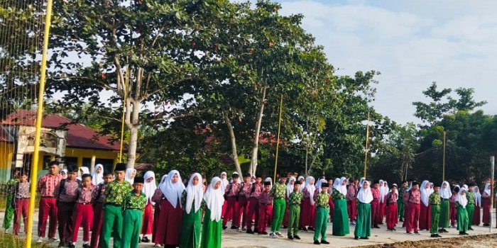 Hari Pertama Pasca Verifikasi, Ratusan Calon Siswa Baru MTsN 4 Bungo Padati Madrasah untuk Lengkapi Berkas Hari Pertama Pasca Verifikasi, Ratusan Calon Siswa Baru MTsN 4 Bungo Padati Madrasah untuk Lengkapi Berkas