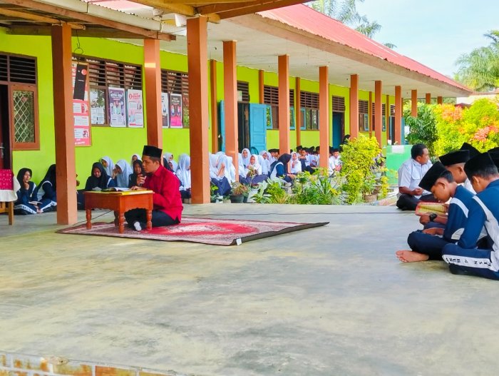 MTsN 4 Bungo Hidupkan Pagi dengan Qur'ani lewat Pembacaan Juz 30 oleh Bapak Andi Kustian, S.Pd.I