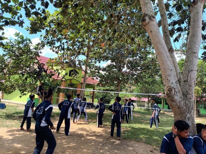 Sarana Olahraga Voly terbatas, Siswa MTsN 4 Bungo Sulap Halaman Kelas Jadi Arena Voli Tambahan