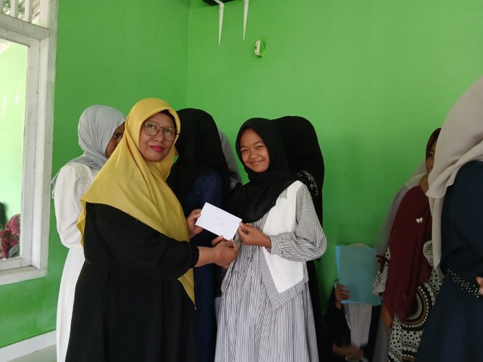 Zakat Profesi sebagai Cahaya Kepedulian, Guru MTsN 4 Bungo Hadirkan Senyum dan Harapan bagi Siswa Zakat Profesi sebagai Cahaya Kepedulian, Guru MTsN 4 Bungo Hadirkan Senyum dan Harapan bagi Siswa